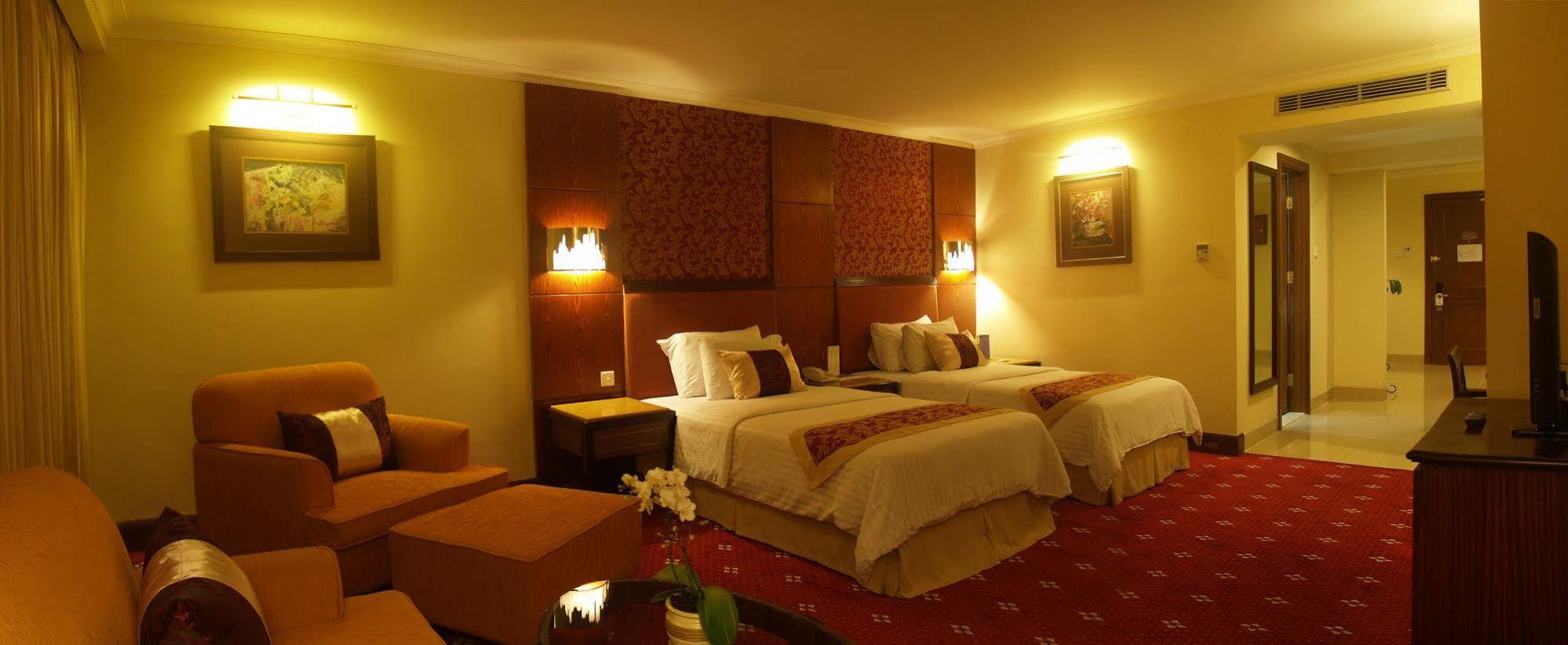 Aston Tropicana Hotel בנדונג מראה חיצוני תמונה